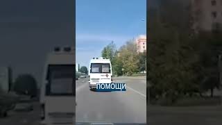 Псих выбил окно и сбежал из скорой помощи на ходу