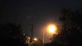 二小时路灯下照亮的雨声，助眠雨声，舒适的环路