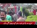 mini bus overturns on ftc flyover in karachi several injured aaj news