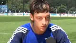 Mesut Özil - first interview - man sieht warum er kein englisch kann