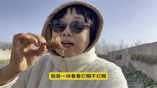 退休生活轻松惬意，农场预订了铁锅炖，柴火锅炖鸡嘎嘎香