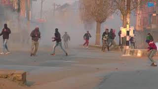 Youth clash with forces in Downtown Srinagar