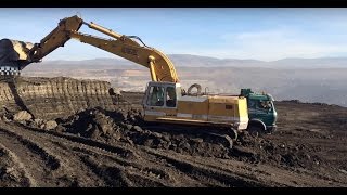 Liebherr 952 Excavator Loading Trucks