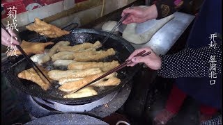 实拍开封街头最平民美食，每天早上6个人不挺忙，3块5块吃到撑