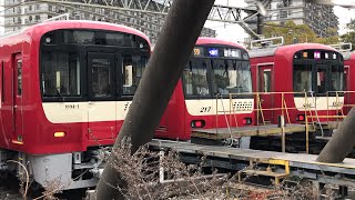 京急線41回送1500形1577と営業運転前の1000形1894-1、27Dエアポート急行逗子・葉山行き1000形217、99S快速佐倉行き1000形809が金沢文庫検車区の車止めに停車中！