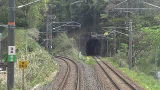 上下線が尾根沿いとトンネル突入に分離する山陰本線の来待駅～玉造温泉駅間を走行するキハ126系の前面展望