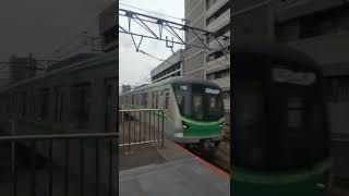 亀有駅｜常磐緩行線（東京メトロ千代田線用16000系電車16121F）上り 各駅停車の到着と発車。R4/7（東京都葛飾区）Joban Line Kameari Station TOKYO TRAIN