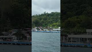 Penginapan dan rumah melengkapi indahnya danau toba tepatnya di Tigaras #Samosir #danautoba #nature