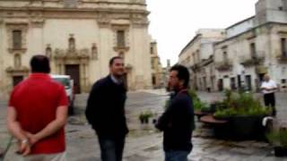 Galatina Le fioriere in Piazza San Pietro I complimenti al SIndaco Gli stupidi