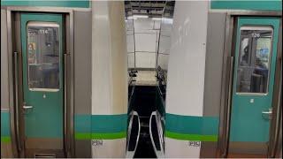 E231系0番台ﾏﾄ126編成＋ﾏﾄ114編成が快速成田行きとして北千住駅1番線を発車するシーン（1781H）2025.2.16.18:08