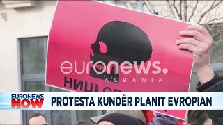 Tronditet Beogradi, protesta me flamuj Rus kundër Vuçiç