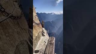 华山长空栈道，位于华山南天门，华山最险的景点，距今已有700多年的历史，来华山要不要挑战一下呢？#shorts