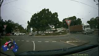 Aussiecams - Give trucks a bit of room when transiting roundabouts! QLD