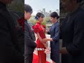 女儿的婚礼上，新娘打扮得在格外漂亮，她穿着精致的婚纱，宛如仙女下凡 婚礼 婚礼现场 暖心 幸福 爱情 夫妻 结婚 生活百態