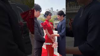 女儿的婚礼上，新娘打扮得在格外漂亮，她穿着精致的婚纱，宛如仙女下凡#婚礼 #婚礼现场 #暖心 #幸福 #爱情 #夫妻 #结婚 #生活百態