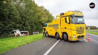 Berging: vrachtwagen belandt van de snelweg A6 in sloot bij Nagele