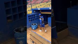 El Bat Boy del Licey trabajando temprano