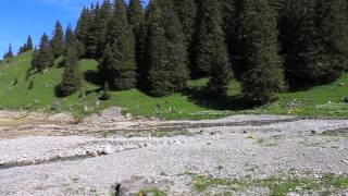 Wandern am schönen Bannalpsee in der Schweiz