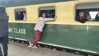 Lahore to Sindh Sehwan special train | لاہور اسٹیشن پر زائرین کا ناچ گانا | #pakistanrailway #train