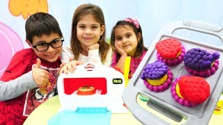 Play Doh Sihirli Fırın. Fındık ailesi cupcake yapmış