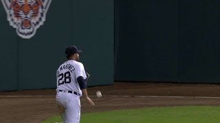 MIN@DET: Twins tie game on dropped fly ball in 7th