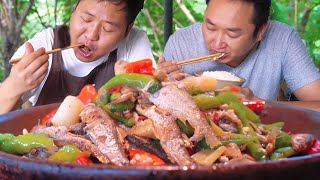 大哥釣幾十隻刁子魚，二弟做“爆炒刁子魚”，香辣爽口真下飯｜Mukbang【鐵鍋視頻】