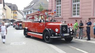 Nostalgie in Rot - Vorfahrt Feuerwehr-Oldtimer in Leimen