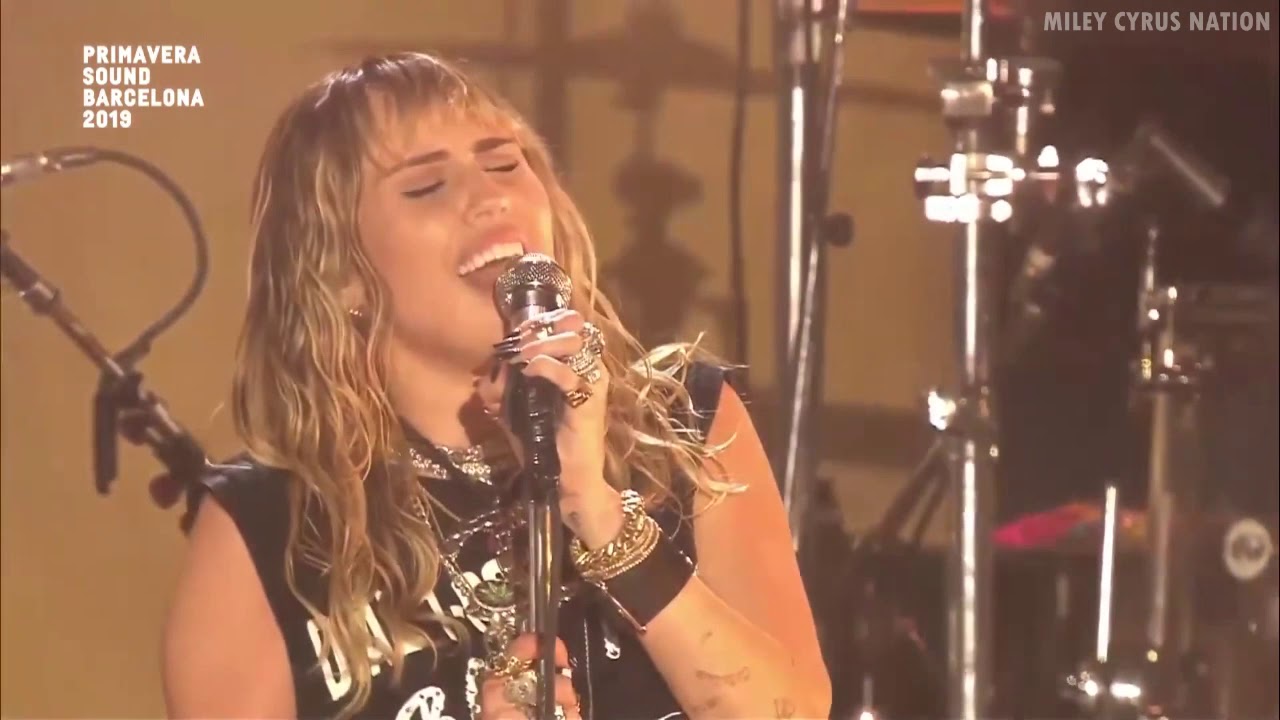 Miley Cyrus - Jolene (Live At Primavera Sound Festival) [HD] - YouTube