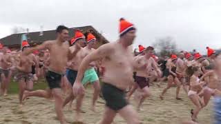 Winderige Unox Nieuwjaarsduik met recordaantal deelnemers in de Kuilen in Langenboom