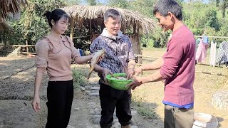 The single father was very happy when his owner loved him and gave him lots of fish