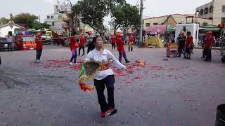 [太子乩童參禮][眾多女乩手拿令旗參禮動作很大各不同]～新營太子宮進香團屏東無極玉意宮