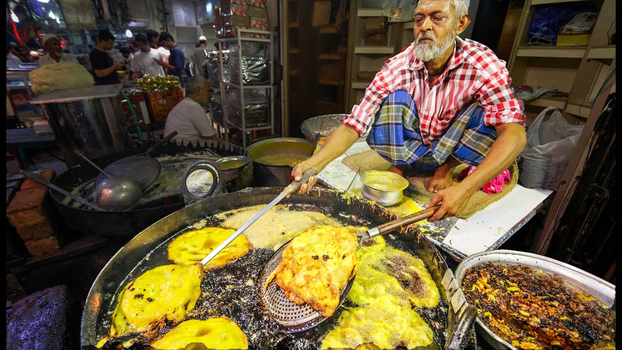 Indian Street Food Tour In Mumbai | The Street Food And Curry In India