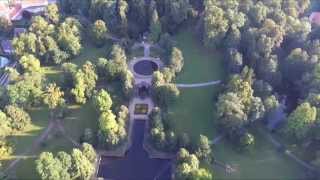 Geheimnisvolles Schloss hinter hohen Mauern