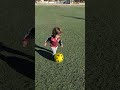 impresionante bebe de un año y medio jugando a la pelota