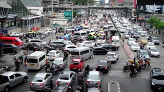 バンコクの踏切の渋滞がカオス　見てて飽きない　railway level crossing traffic jam