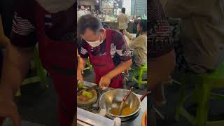 พ่อค้ายำในตำนานบางลำภู ถนนข้าวสาร อร่อยเด็ด #shorts #thailand #travel #food