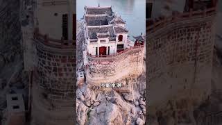 湖北观音阁，中国最牛钉子户。Guanyin Pavilion in Hubei, China's Most Resilient Holdout Resident.