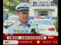 豪车司机酒驾遇交警想掉头，慌不择路被堵小区门口！