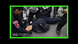 反軍改爆衝突 霹靂小組員警遭抗議群眾毆打[影]