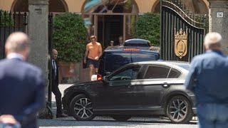 Il feretro di Berlusconi arriva ad Arcore: gli applausi della folla