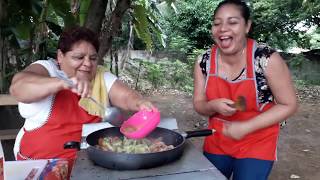 MAMA BERTA DICE QUE ESTA PREPARANDO COMIDA MITAD CHINA Y MITAD SALVADOREÑA El salvador 4x4