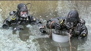 Duikers Defensie zoeken sporen misdrijf Amsterdam