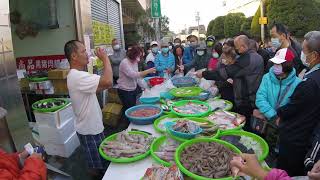 鮭魚之亂 阿源勸客人買一份就好 留一些給別人買  台中豐原中正公園  海鮮叫賣哥阿源  Taiwan seafood auction