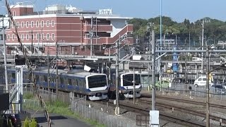 佐貫駅に到着する常磐線下りE531系と特急通過待ちをする上りE531系