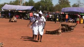 Kakube 2015: Women dancing Bine