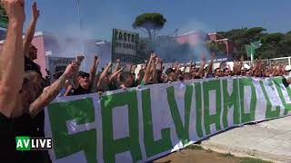 La carica dei tifosi dell'Avellino davanti al Coni