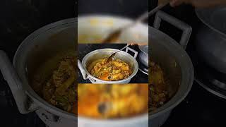 పీతల కూర అమ్మమ్మ స్టైల్ లో/ crabs curry#viral@Sarajworld #youtube shorts#crabs curry