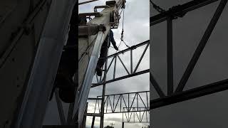 Chain comes loose while lifting a truss