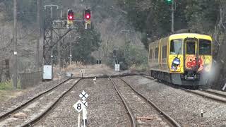 土讃線の大歩危駅に到着～出発していく上りの黄色いアンパンマン列車の特急南風2700系