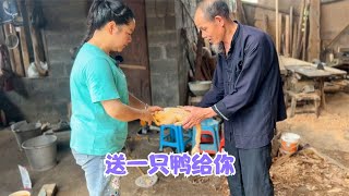 邻居又做亏本生意，秋子一口气买三只鸭，还送给公公一只改善伙食